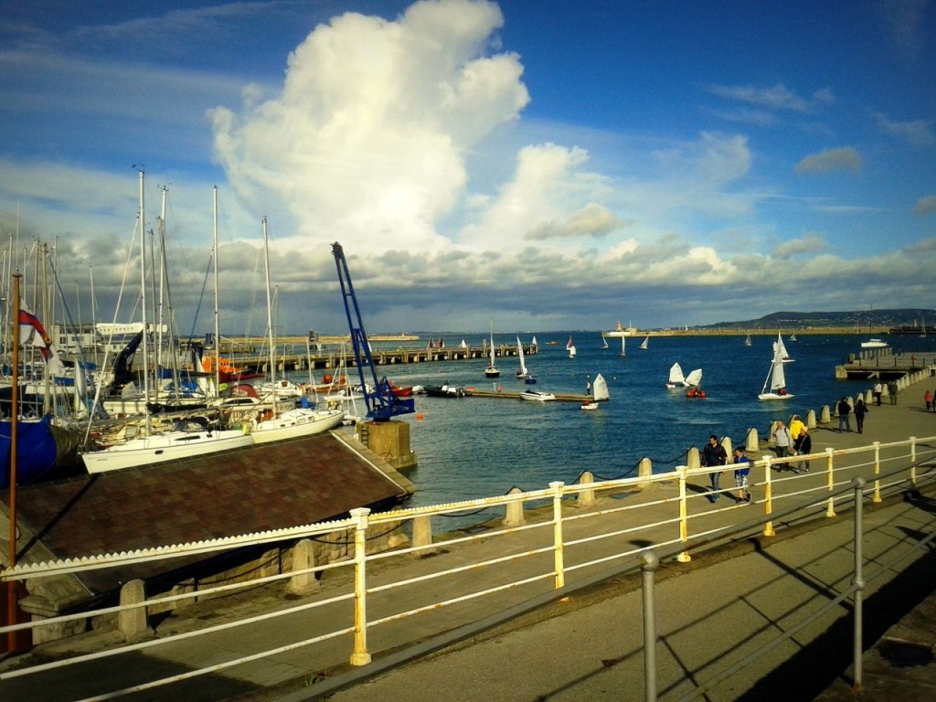 Promenade entlang des Hafens