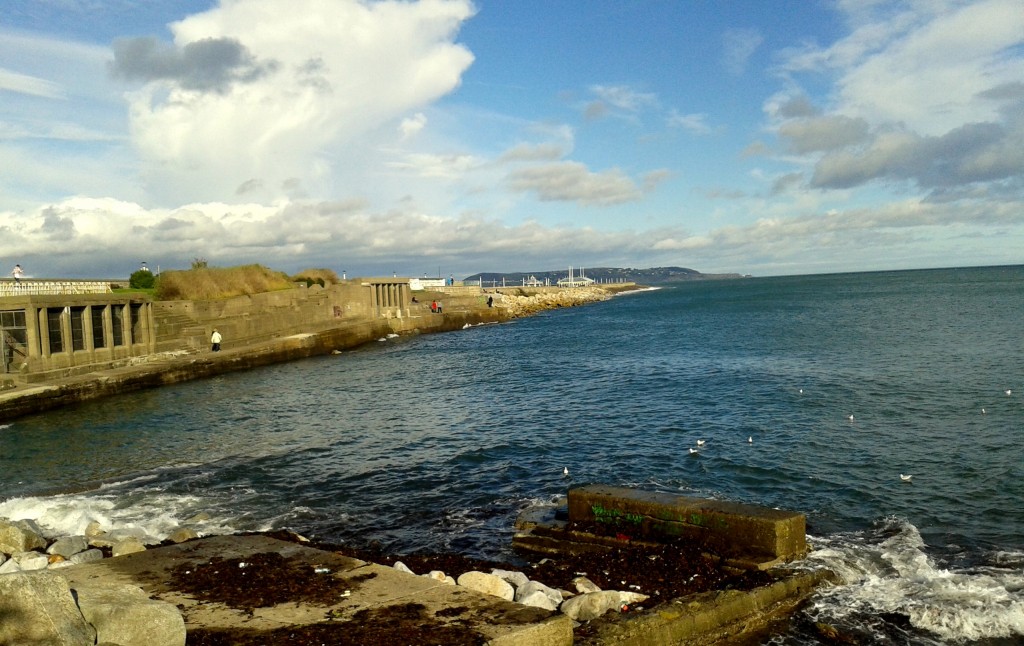Blick auf East Pier in Dun Laoghaire aus einer anderen Perspektive