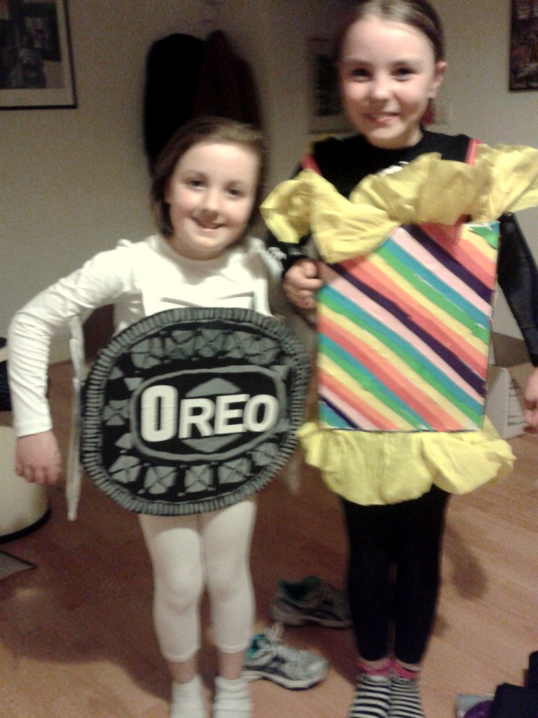 Vorbereitungen auf Halloween - Meine Sarah als Oreo biscuit ;)